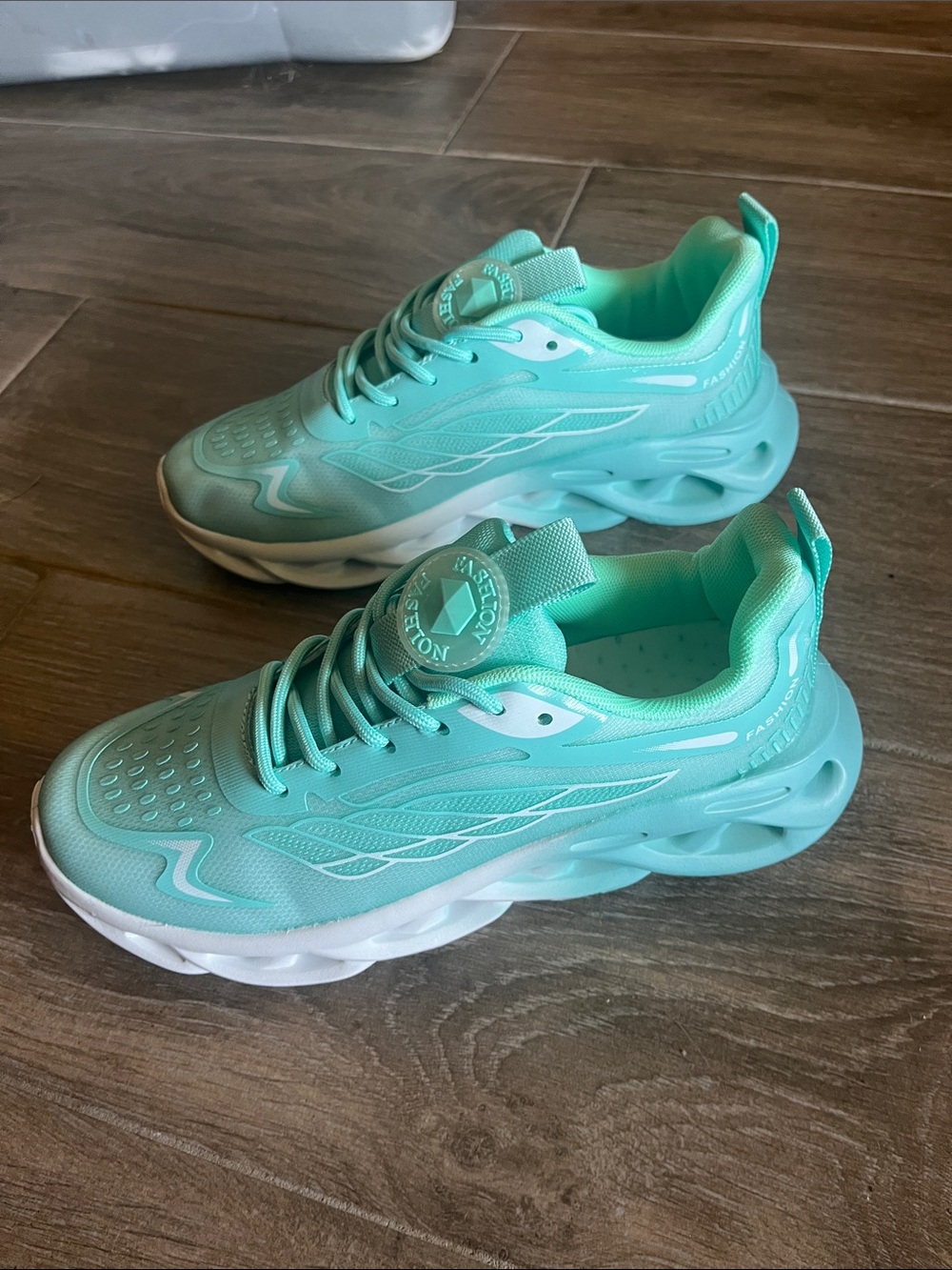Women’s Athletic Sneakers in Mint Green - Lightweight Comfort